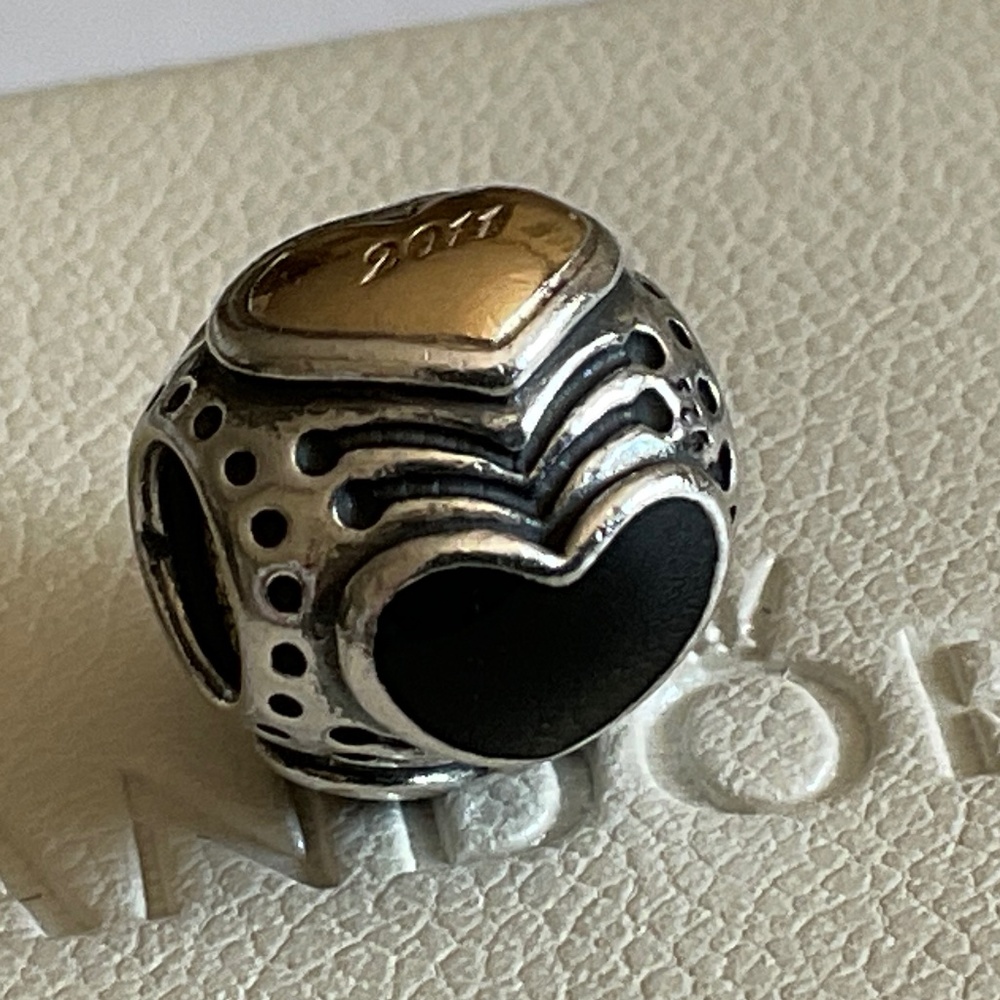 Pandora Limited Edition Black Friday charm with 14k gold and black hearts - Picture 4 of 7